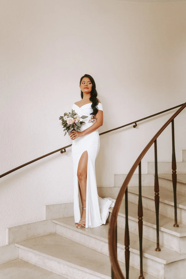 Portrait de la mariée Daniela sur l'escalier, mariage à Bouillon