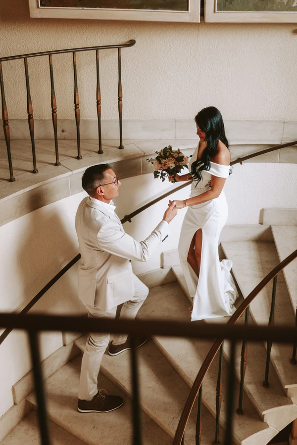 Le marié retrouve la mariée sur l'escalier en pierre, mariage à Bouillon