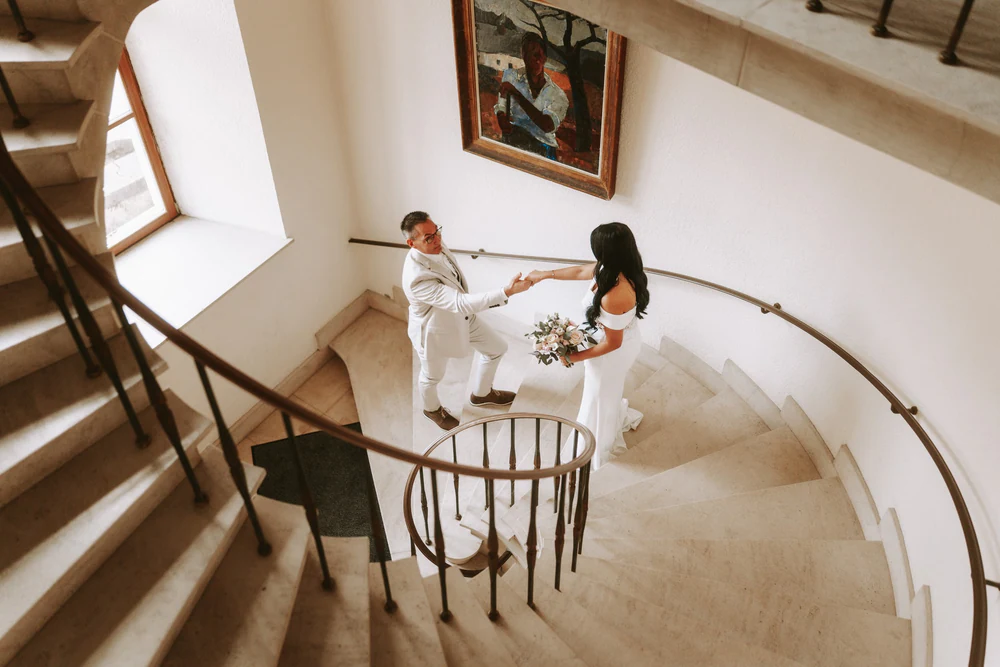 Alexandre et Daniela sur l'escalier en colimaçon, mariage à Bouillon