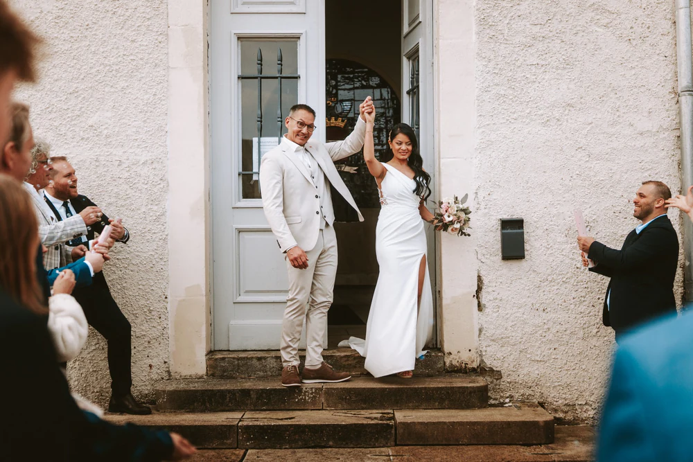Les mariés sortent sous les applaudissements de leurs invités, mariage à Bouillon