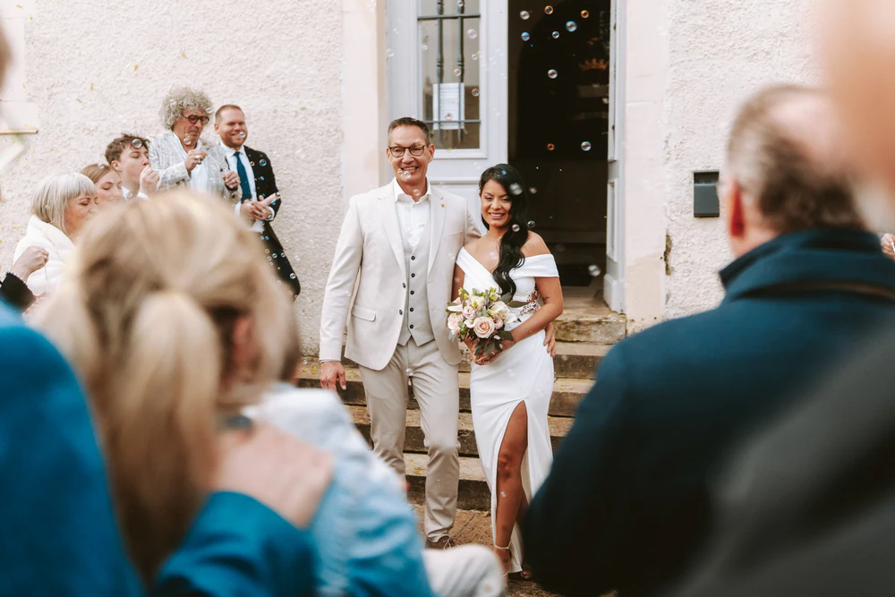 Sortie des mariés devant leurs proches, mariage à Bouillon