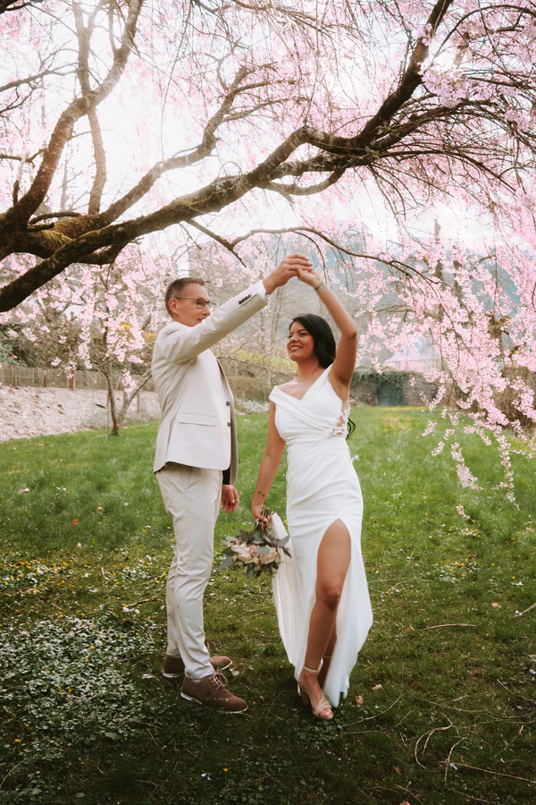 Les mariés dansent sous un cerisier en fleurs, mariage en Ardenne à Bouillon