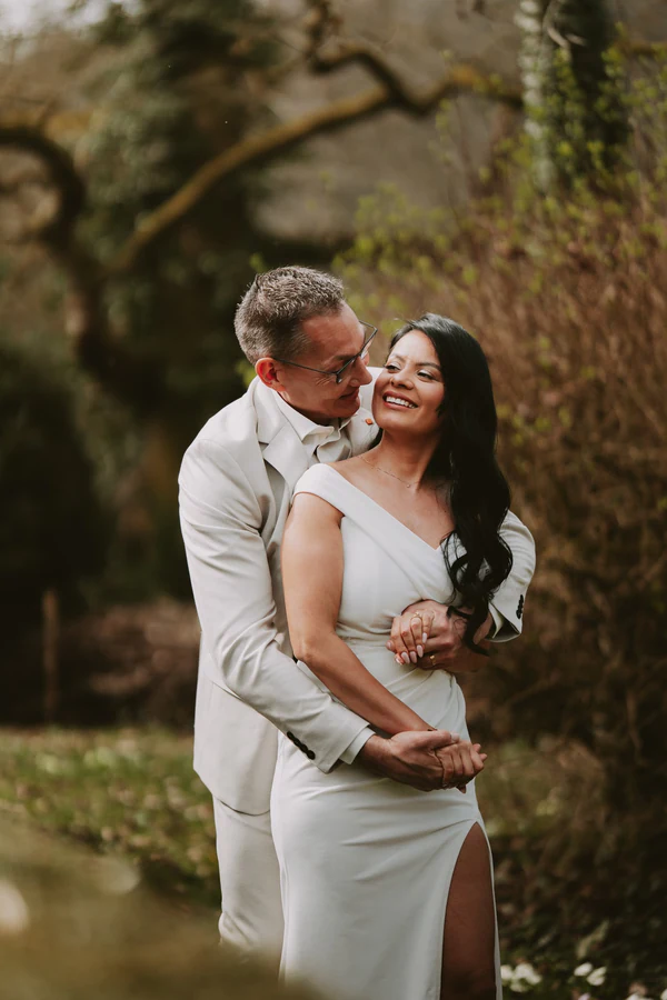 Étreinte des mariés dans le jardin, mariage à Bouillon