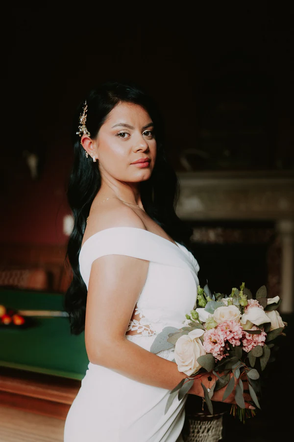 Portrait de la mariée près de la table de billard, mariage à Bouillon