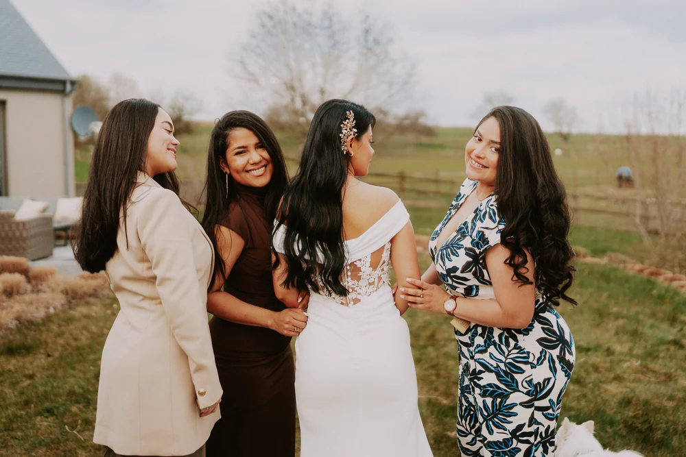 La mariée entourée de ses amies dans la prairie, mariage à Bouillon