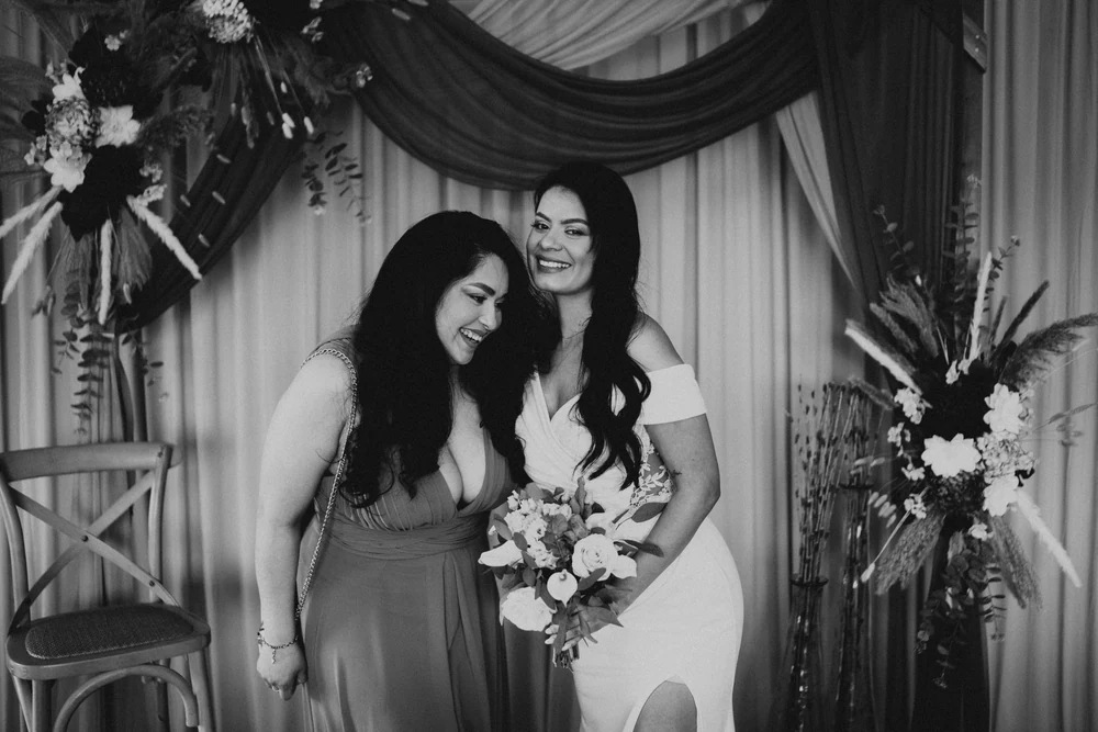 La mariée et une amie complices, photo en noir et blanc, mariage à Bouillon