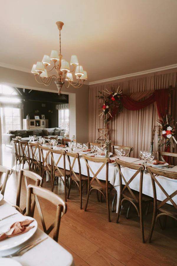 La salle du dîner, longue table dressée sous un lustre, mariage à Bouillon