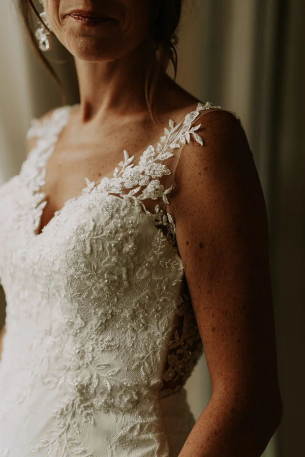 Détail de la robe de la mariée en dentelle, mariage au Château de Deulin