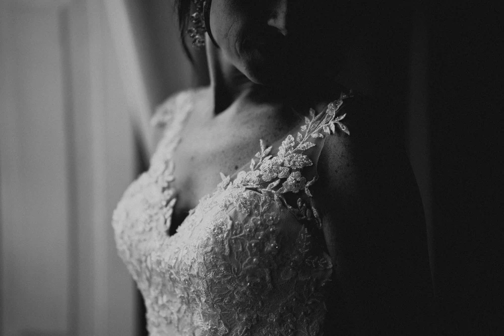 Détail en noir et blanc de la robe de la mariée, mariage au Château de Deulin