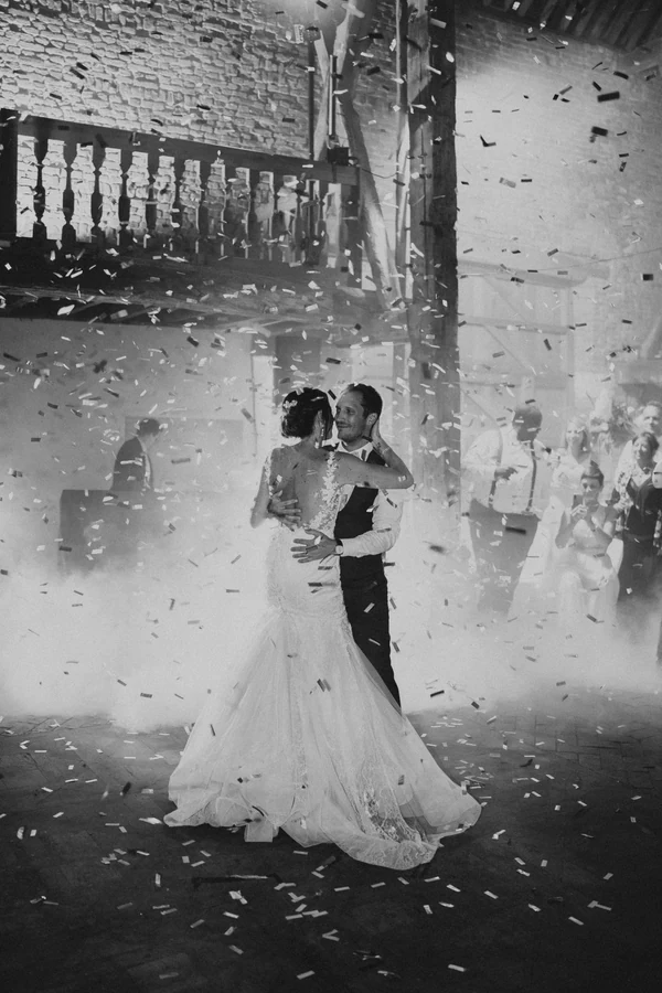 Première danse sous les confettis en noir et blanc, mariage à Deulin