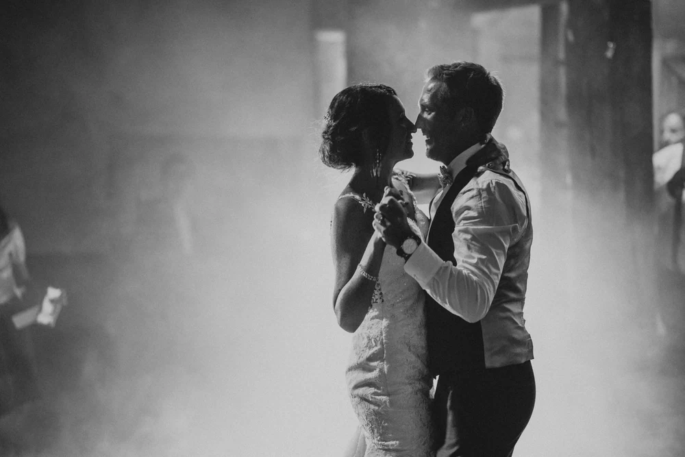Première danse des mariés dans la fumée, noir et blanc, mariage au Château de Deulin