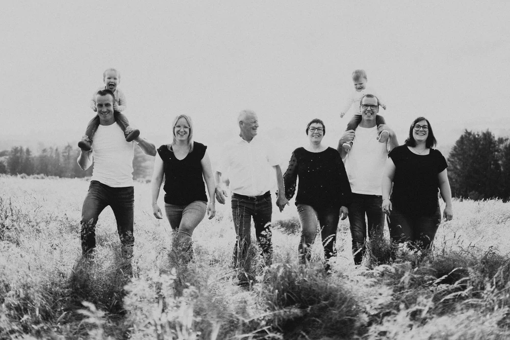 Famille Ponsard dans un champ à Nivelet, à Léglise, photo de famille par Gautier Collet