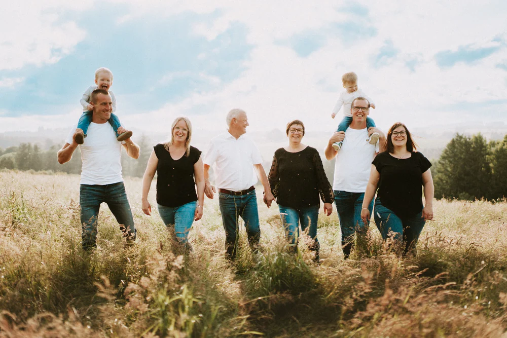 Famille Ponsard dans un champ à Nivelet, à Léglise, photographe de famille par Gautier Collet