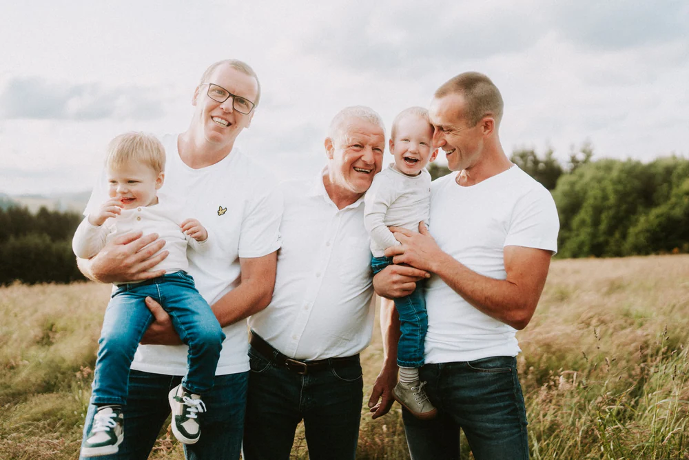 Famille Ponsard dans un champ à Nivelet, à Léglise, photo de famille par Gautier Collet