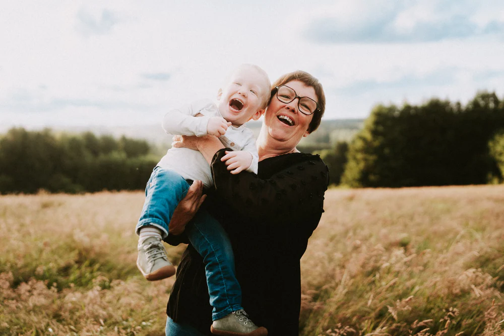 Famille Ponsard dans un champ à Nivelet, à Léglise, photographe de famille par Gautier Collet