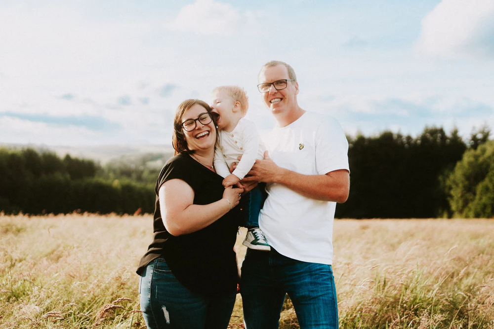 Famille Ponsard dans un champ à Nivelet, à Léglise, photo de famille par Gautier Collet