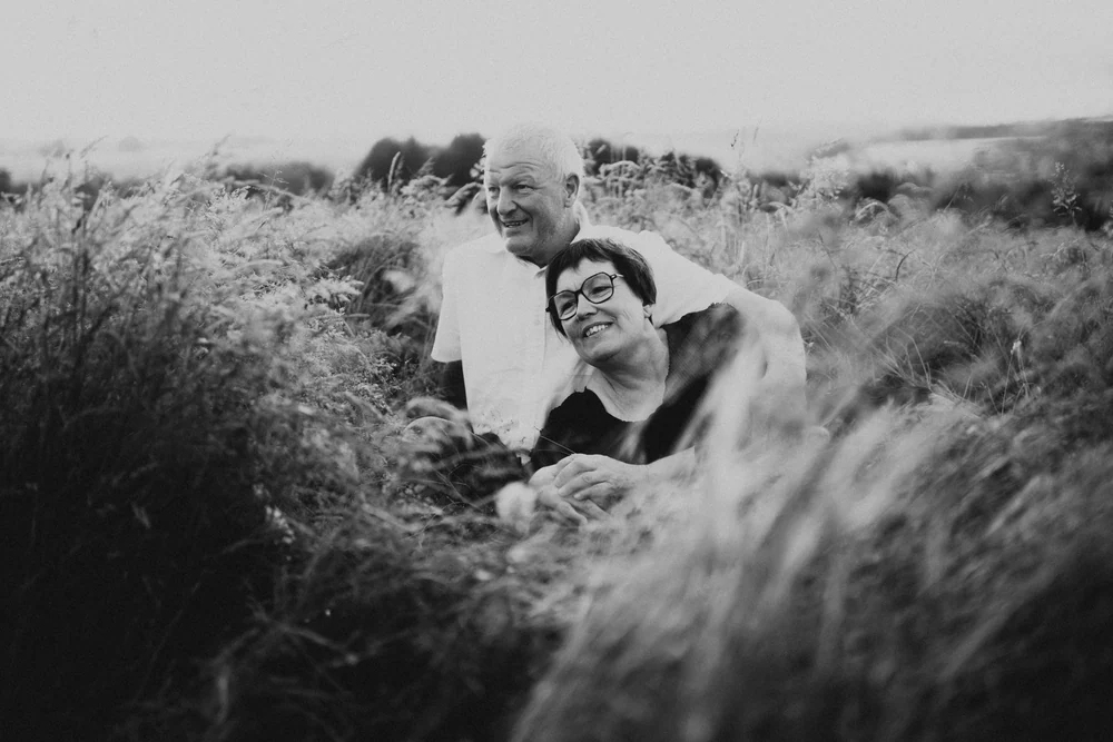 Famille Ponsard dans un champ à Nivelet, à Léglise, photographe de famille par Gautier Collet