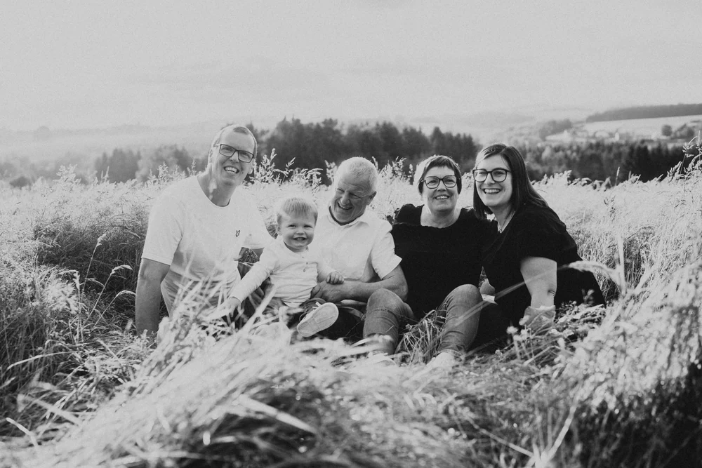 Famille Ponsard dans un champ à Nivelet, à Léglise, séance famille par Gautier Collet