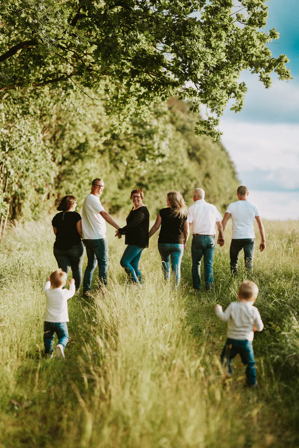 Famille Ponsard dans un champ à Nivelet, à Léglise, photographe de famille par Gautier Collet