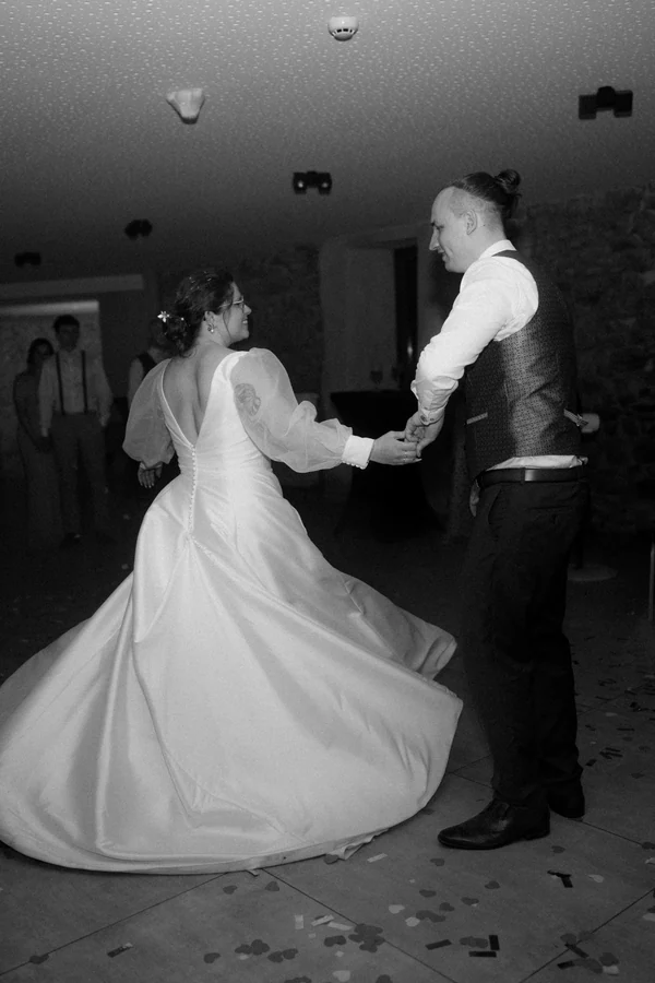 Martin & Victoria au Domaine du Vieux Château, à Villers-devant-Orval, reportage de mariage par Gautier Collet