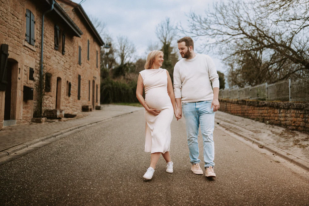 Nastia & Thomas à Torgny, dans le sud de la Belgique, séance grossesse par Gautier Collet