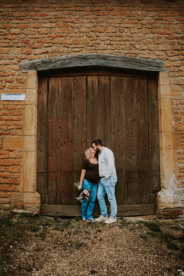 Nastia & Thomas à Torgny, dans le sud de la Belgique, séance grossesse par Gautier Collet
