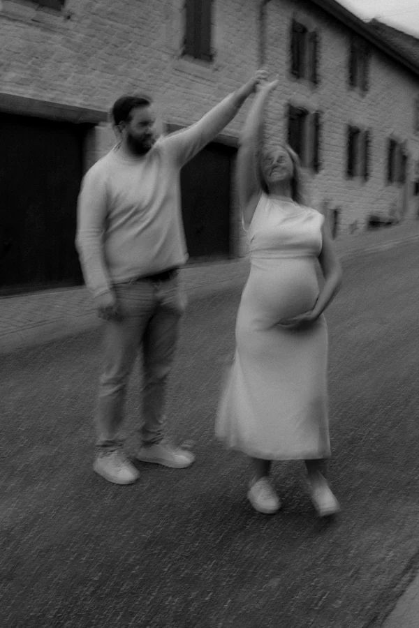 Nastia & Thomas à Torgny, dans le sud de la Belgique, photo de grossesse par Gautier Collet