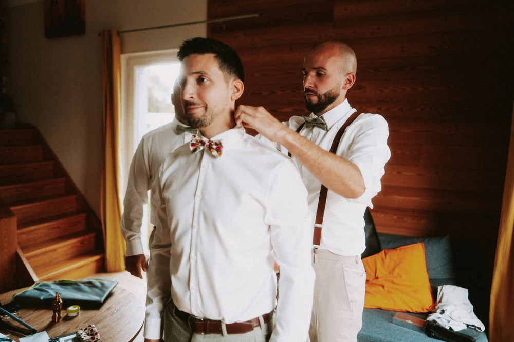 Le marié se prépare avec l'aide d'un ami, mariage au Primordia