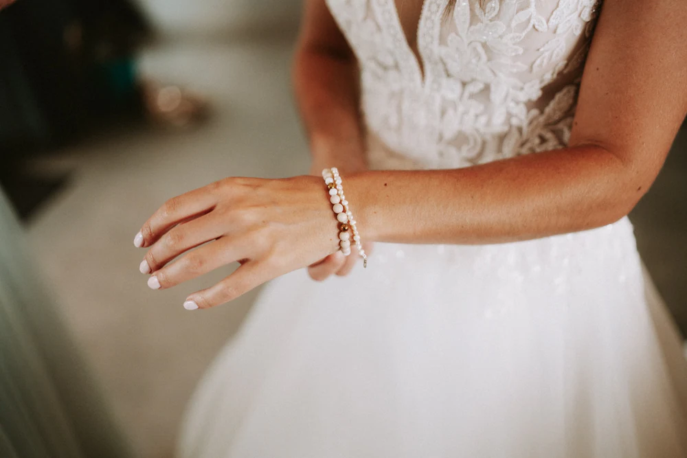 Détail du bracelet de la mariée sur sa robe, mariage au Primordia