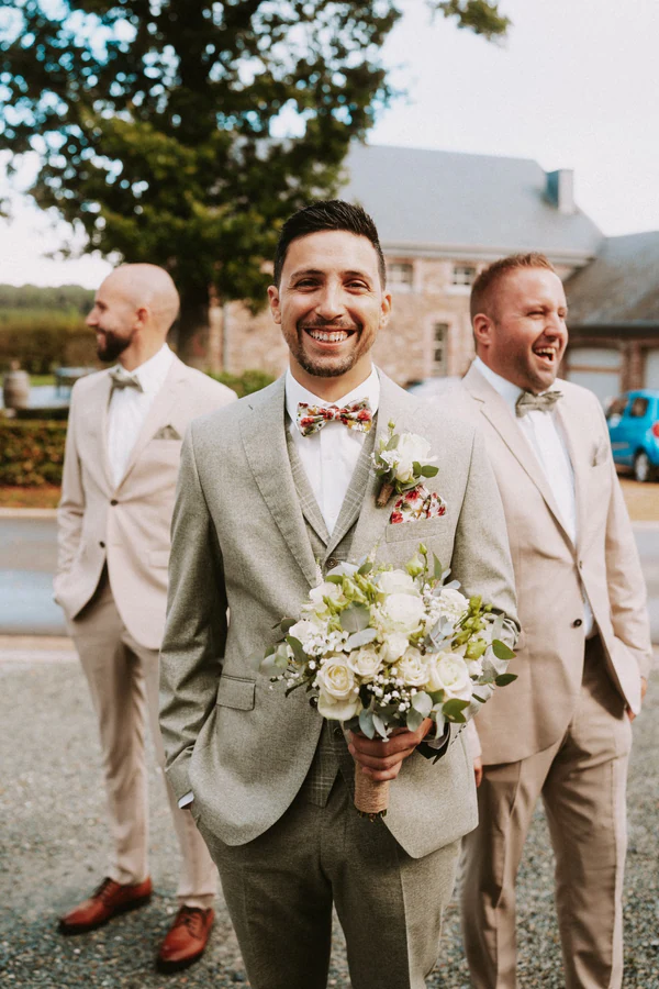 Le marié entouré de deux amis avant la cérémonie, mariage au Primordia