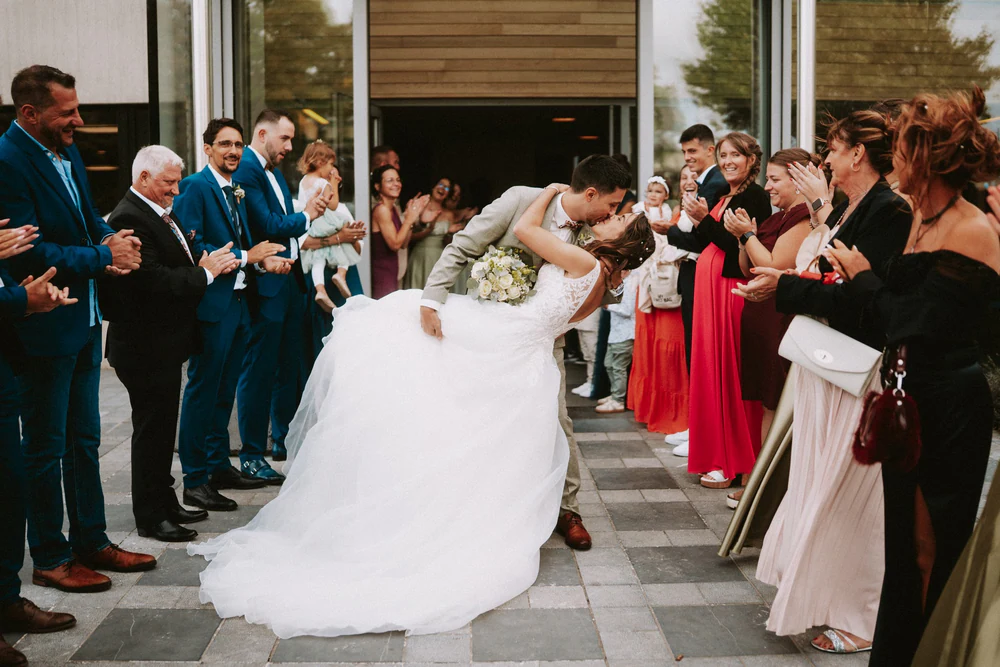 La mariée entourée de ses invités à l'arrivée, mariage au Primordia