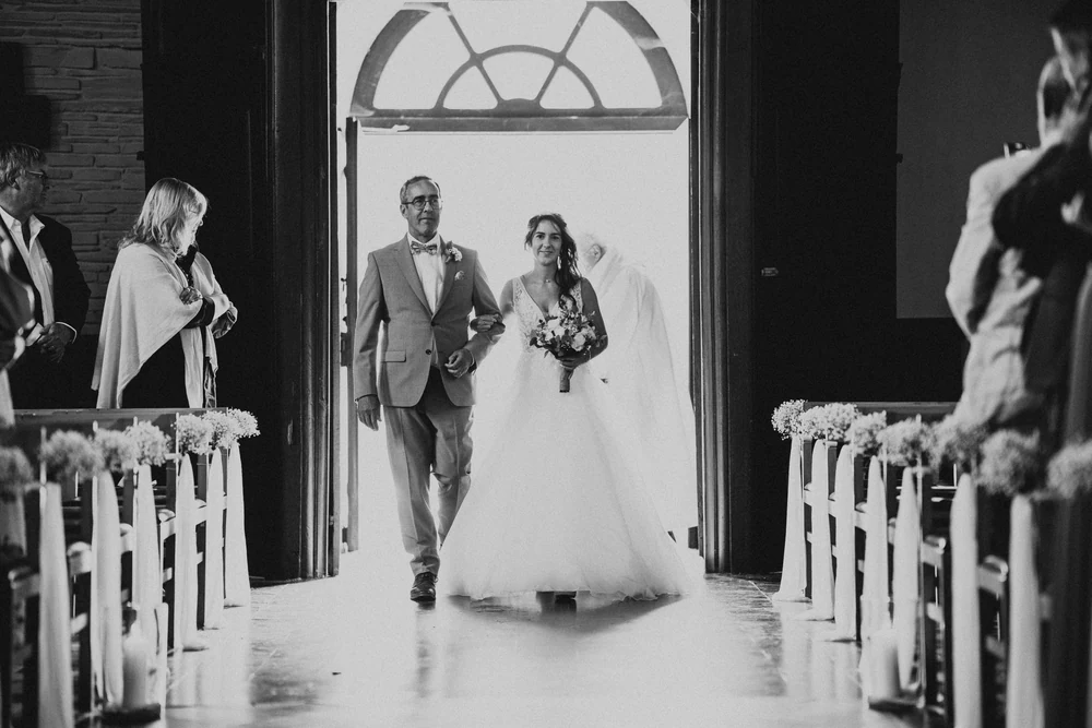 La mariée entre dans l'église, photo en noir et blanc