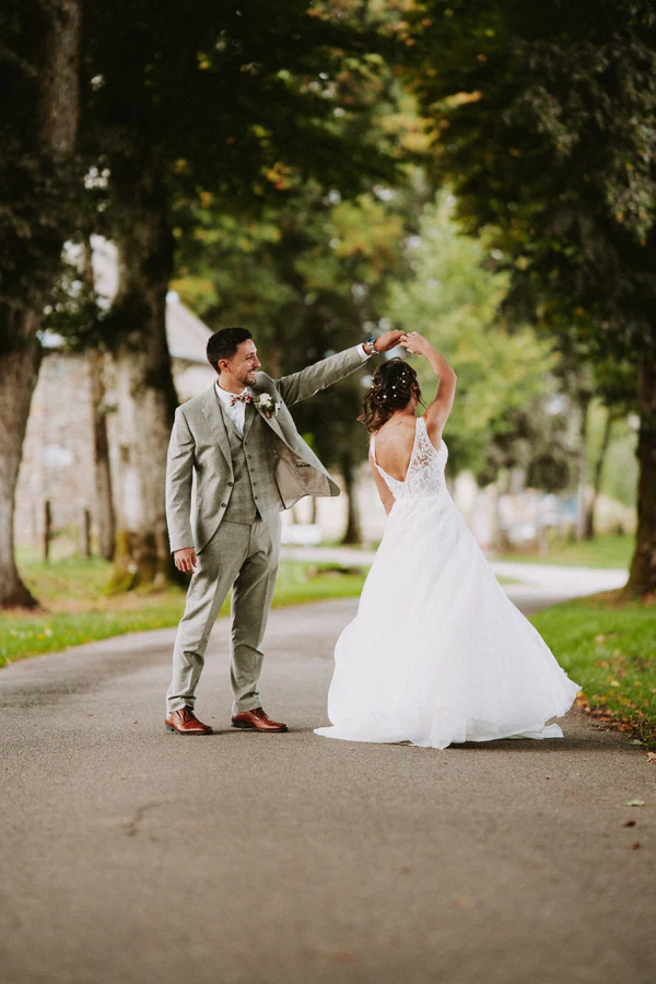 Le marié fait tourner la mariée sur l'allée, mariage au Primordia