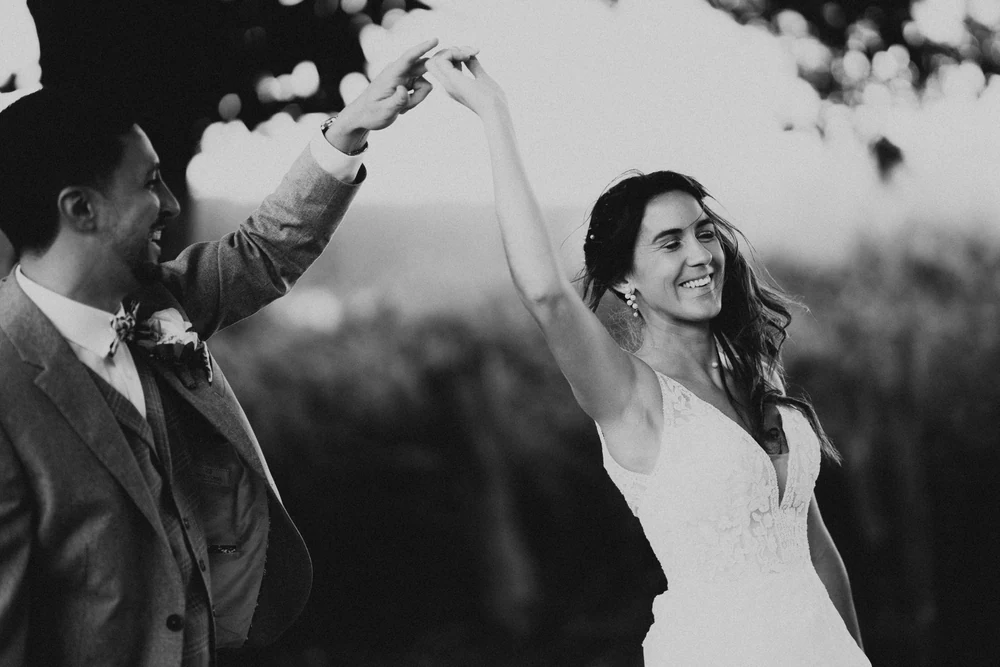 La mariée danse en tournant, noir et blanc, mariage au Primordia