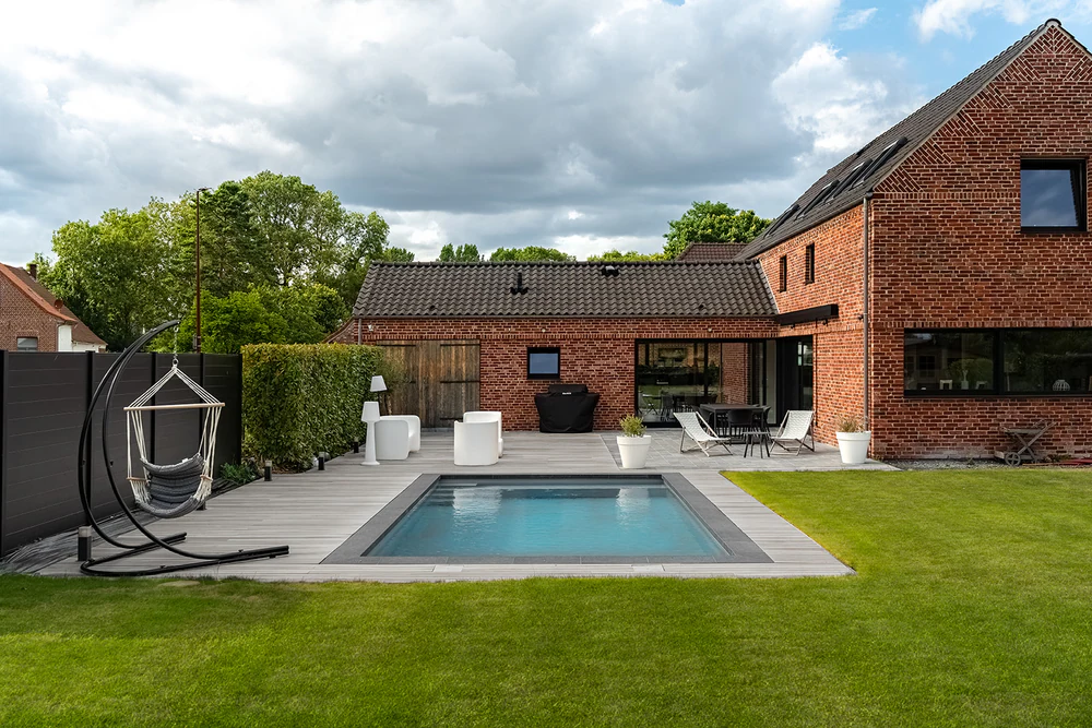 Terrasse pour piscine privée, photographie d'architecture par Gautier Collet