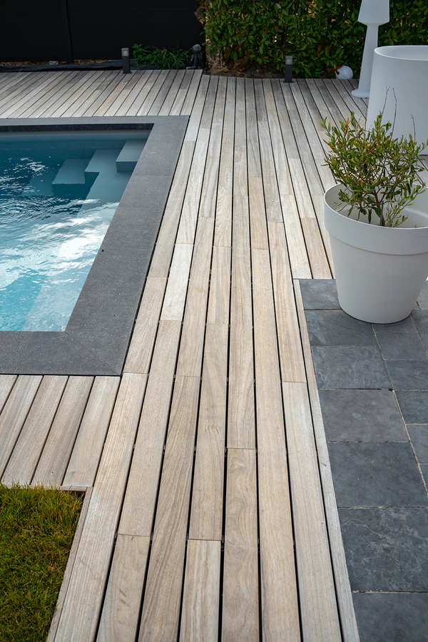 Terrasse pour piscine privée, photo d'intérieur par Gautier Collet