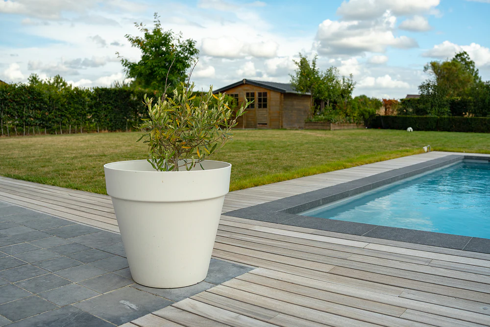 Terrasse pour piscine privée, photo d'intérieur par Gautier Collet