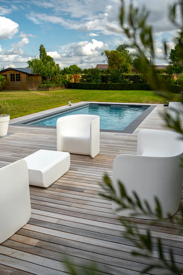 Terrasse pour piscine privée, photographie d'architecture par Gautier Collet