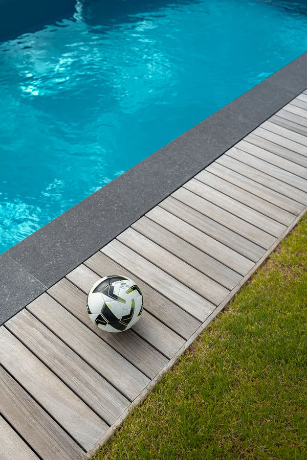 Terrasse pour piscine privée, photo d'intérieur par Gautier Collet