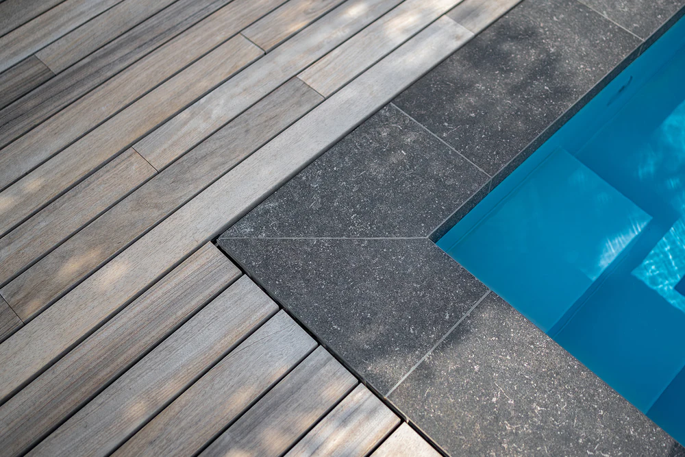 Terrasse pour piscine privée, photographe d'architecture par Gautier Collet