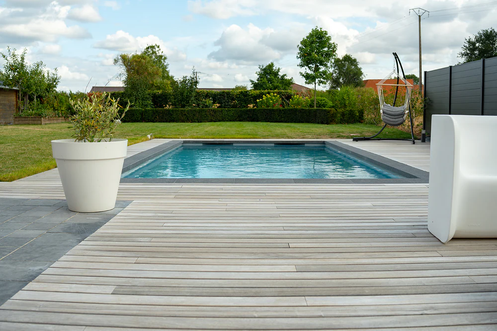 Terrasse pour piscine privée, photographie d'architecture par Gautier Collet