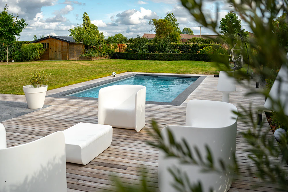 Terrasse pour piscine privée, photographie d'architecture par Gautier Collet
