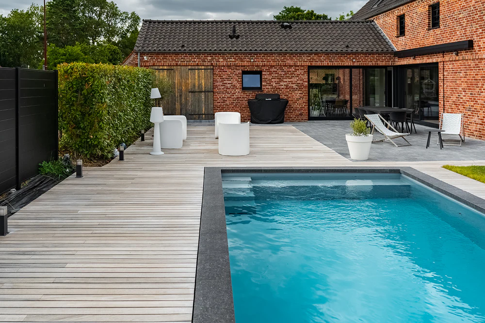 Terrasse pour piscine privée, photo d'intérieur par Gautier Collet