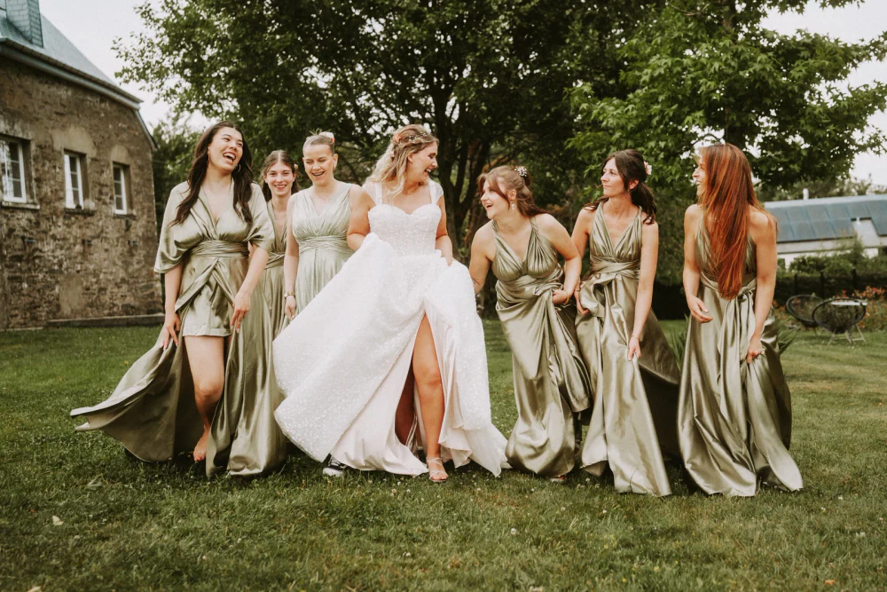 Mariée et ses demoiselles d'honneur