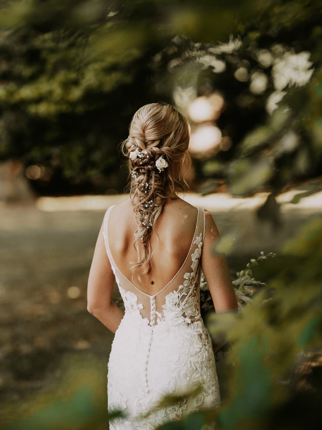coiffure mariées portant une robe blanche