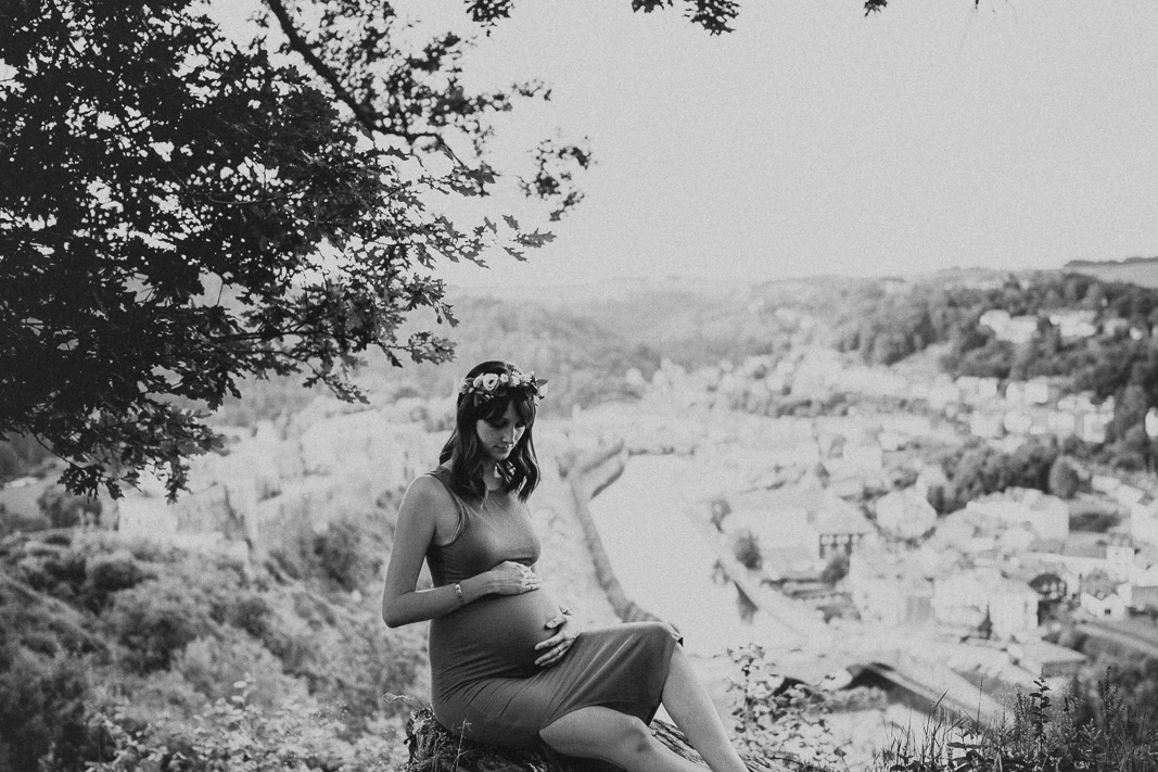 une photo en noir et blanc d'une femme enceinte.